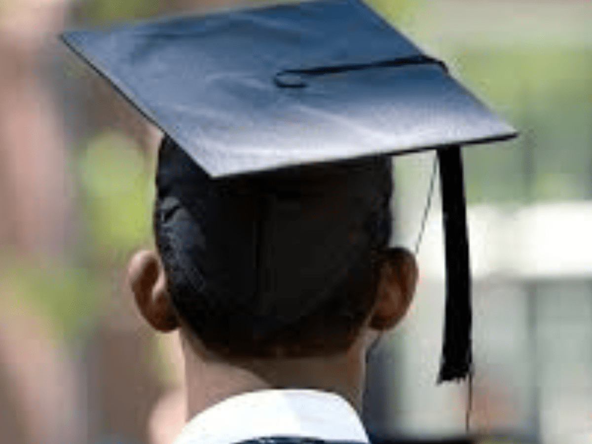 Boy Paid Tribute to his father by Carrying Gas Cylinder at his Graduation